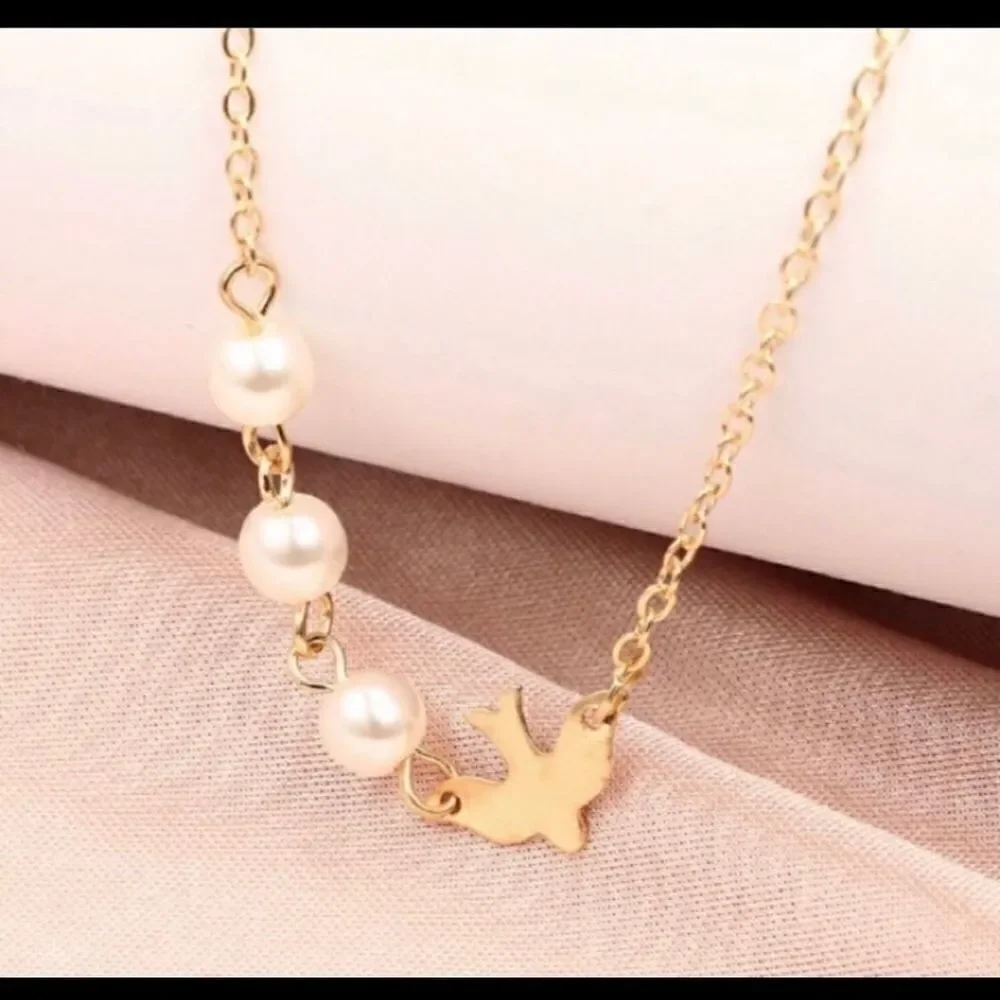 Necklace Dove with Faux pearls Super cute delicate